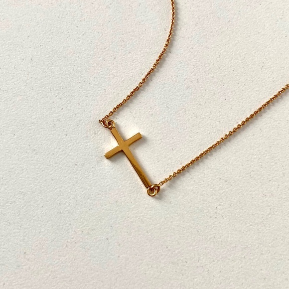Stella & Dot Interlock Cross Necklace - Gold - Picture 4 of 5